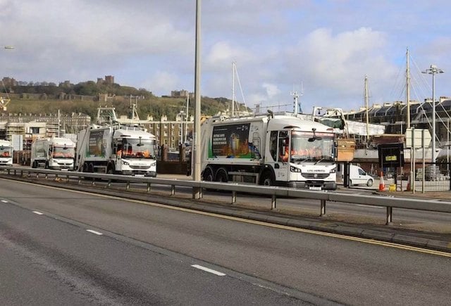 Convoi de camions poubelles 