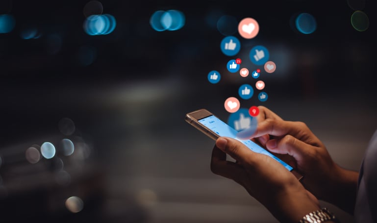 Illustration d'une personne « likant » des publications sur facebook