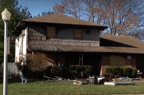 La maison ravagée par les flammes