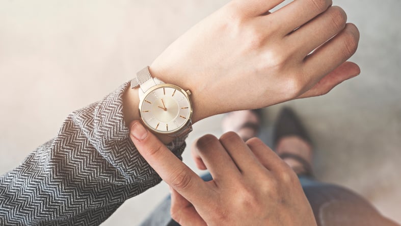 Salariée regardant sa montre au travail