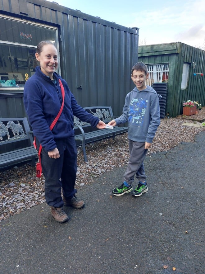 Myles Murray remet son argent à un bénévole