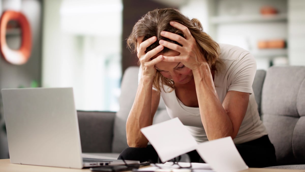 Une femme en pleurs devant son ordinateur