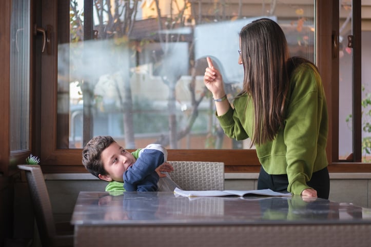 Une mère menaçant son enfant