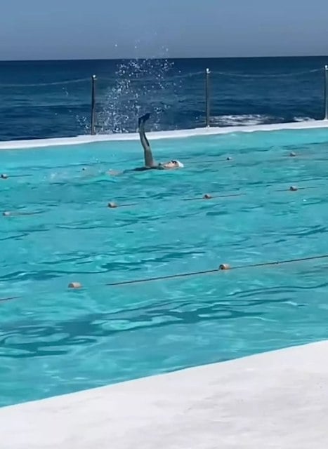 Capture d'écran montrant la nageuse utiliser son téléphone portable dans la piscine 