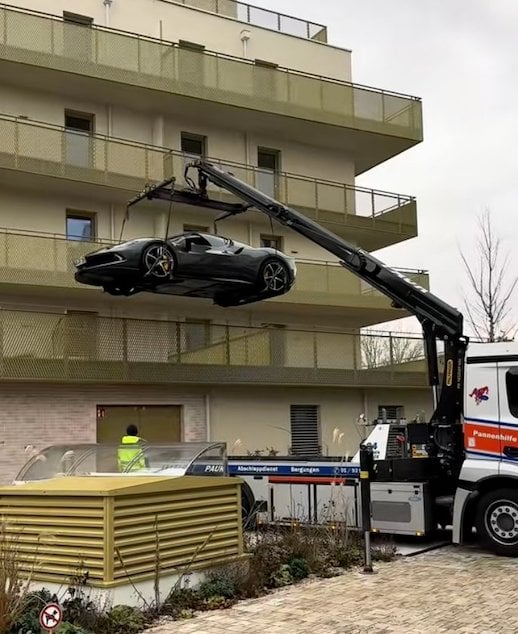 Capture d'écran montrant une grue hisser la Ferrari 