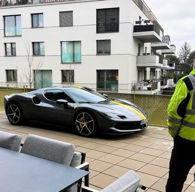 Capture d'écran montrant une grue hisser la Ferrari 