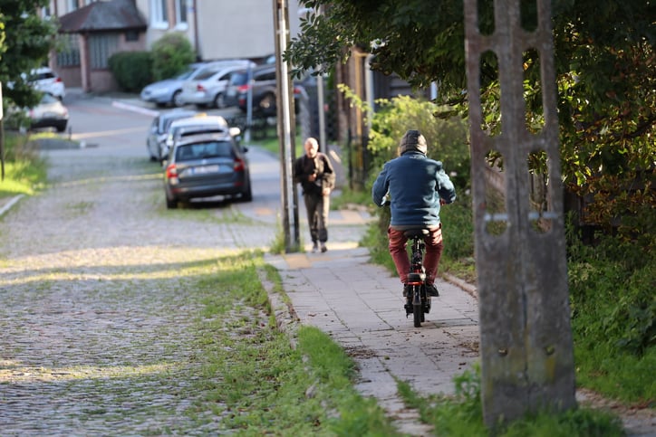 Un scooter sur un trottoir