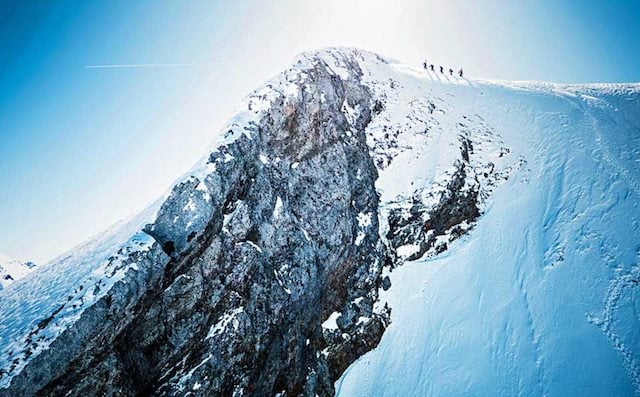Photo de Yhabril Moro montrant des skieurs extrêmes se préparant à s'attaquer à la Suela de la Zapatilla, dans les Pyrénées, Espagne