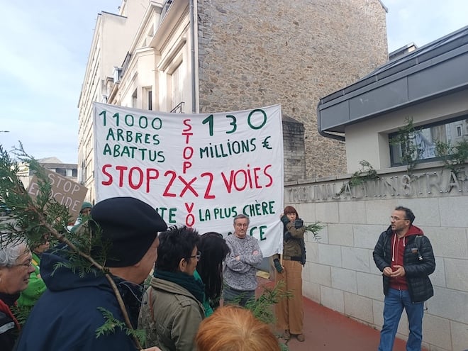 Une manifestation contre le chantier