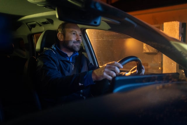 Un chauffeur affichant une mine réjouie