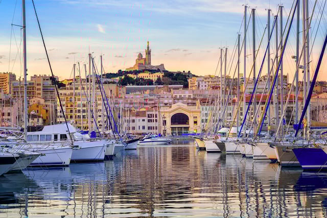 Yachts dans le vieux port de Marseille, France 