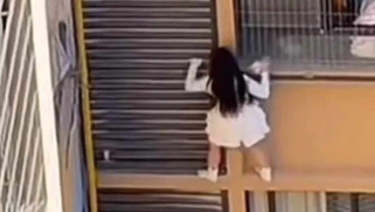 Capture d'&eacute;cran montrant la femme escalader l'immeuble 