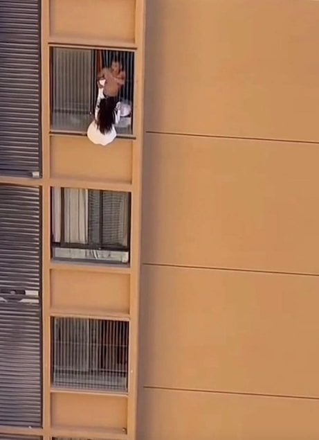 Capture d'&eacute;cran montrant la femme escalader l'immeuble 