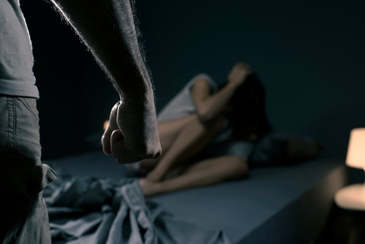 Un homme violent s'apprête à frapper sa compagne