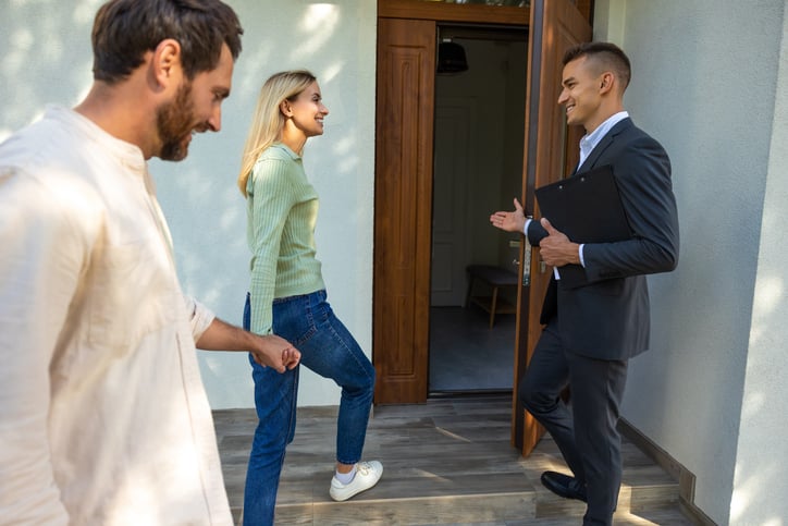 Un agent immobilier faisant visiter un appartement 