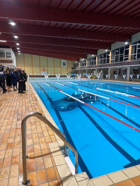 Photo montrant la voiture immergée dans la piscine 
