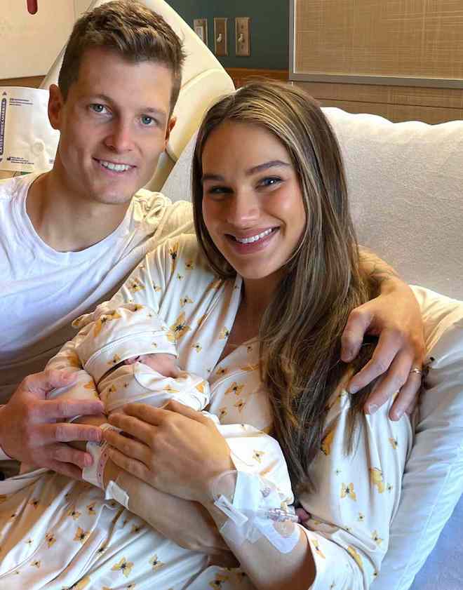 Abbie Herbert pr&eacute;sente son fils Rocky Blue