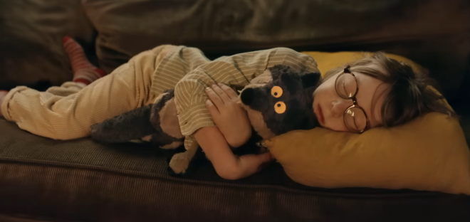 Le loup en peluche dans les bras d'un petit garçon