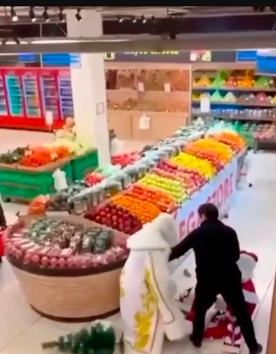 Deux Père Noël se battent dans un supermarché