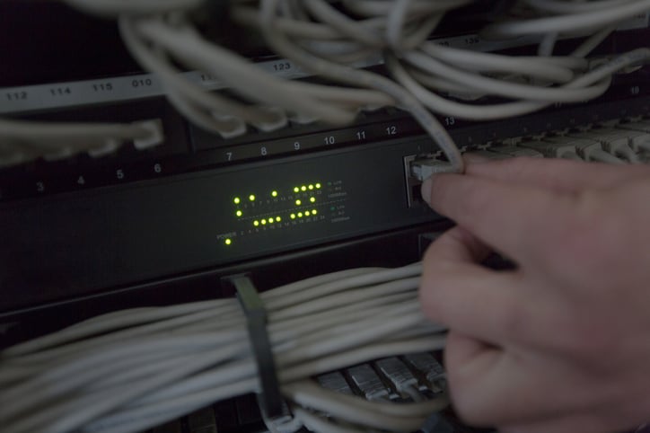 Un homme branche sa box internet