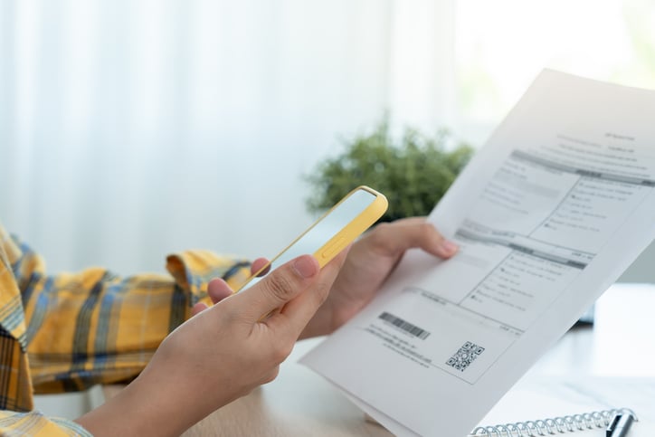 Un homme tient sa facture d'&eacute;lectricit&eacute;