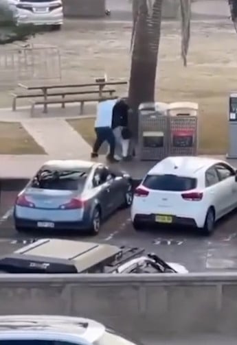 Un homme d&eacute;sarme un tireur pendant la fusillade