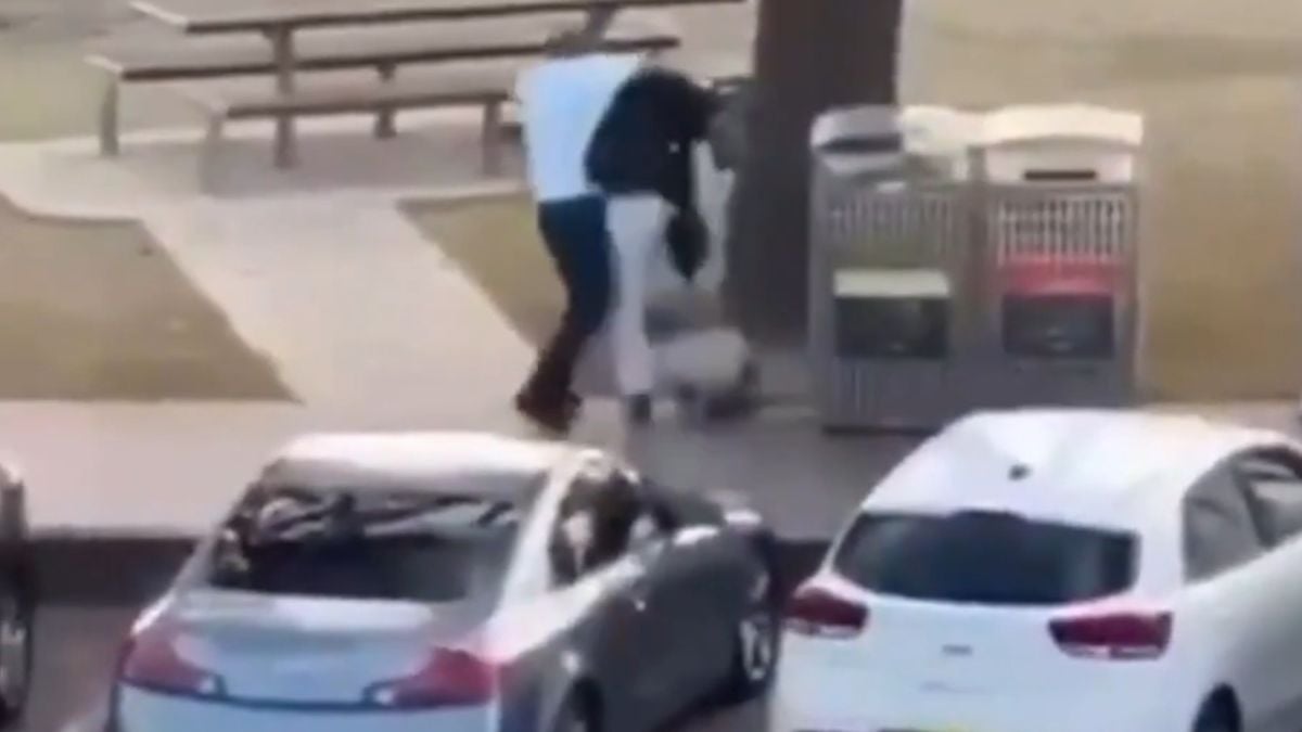 Image d'une vid&eacute;o montrant Ahmed el Ahmed d&eacute;sarmant l'un des assaillants de l'attaque terroriste perp&eacute;tr&eacute;e &agrave; Sydney, le 14 d&eacute;cembre 2025