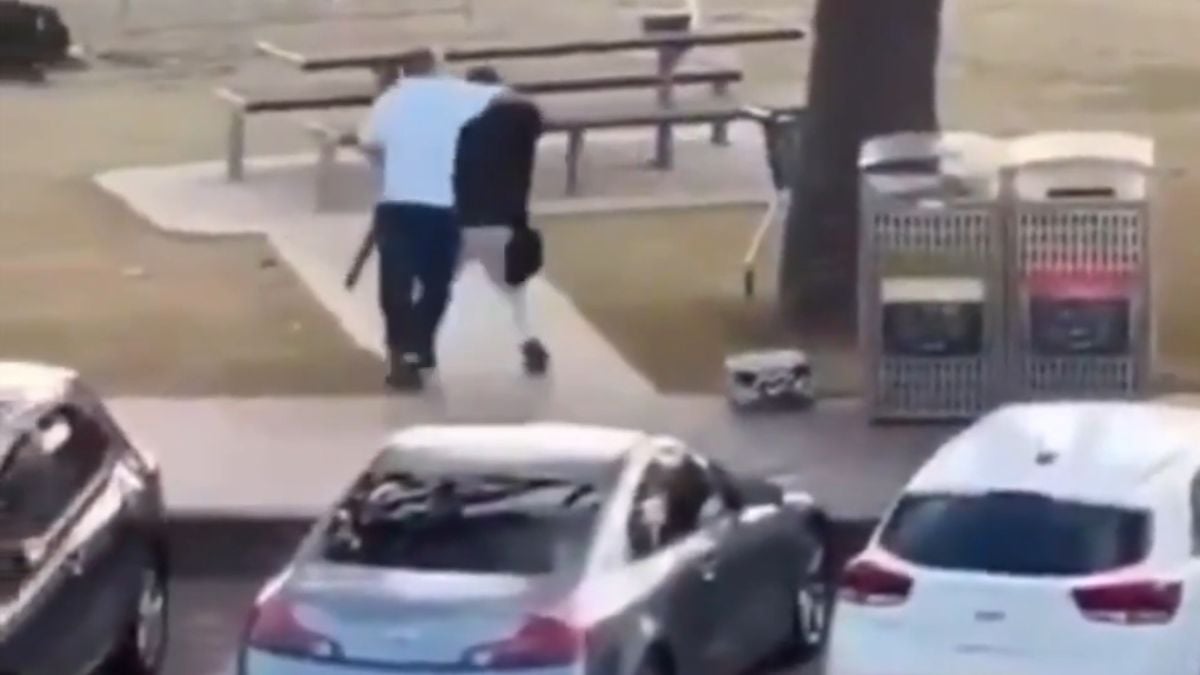 Image d'une vid&eacute;o montrant Ahmed el Ahmed d&eacute;sarmant l'un des assaillants de l'attaque terroriste perp&eacute;tr&eacute;e &agrave; Sydney, le 14 d&eacute;cembre 2025