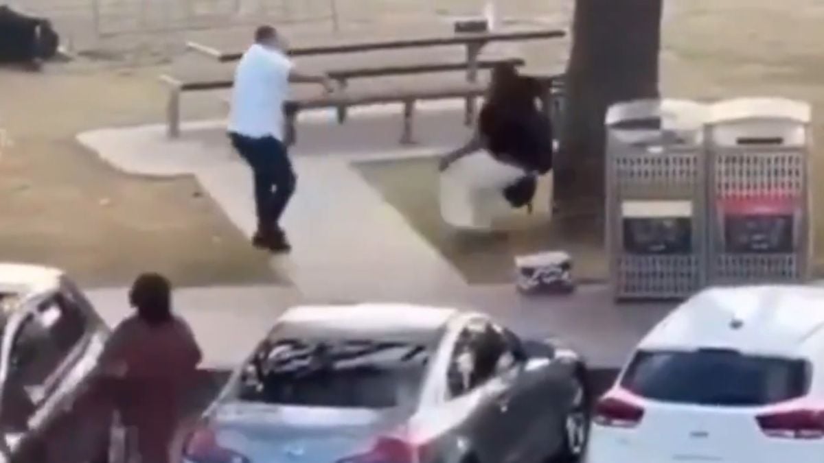 Image d'une vid&eacute;o montrant Ahmed el Ahmed d&eacute;sarmant l'un des assaillants de l'attaque terroriste perp&eacute;tr&eacute;e &agrave; Sydney, le 14 d&eacute;cembre 2025