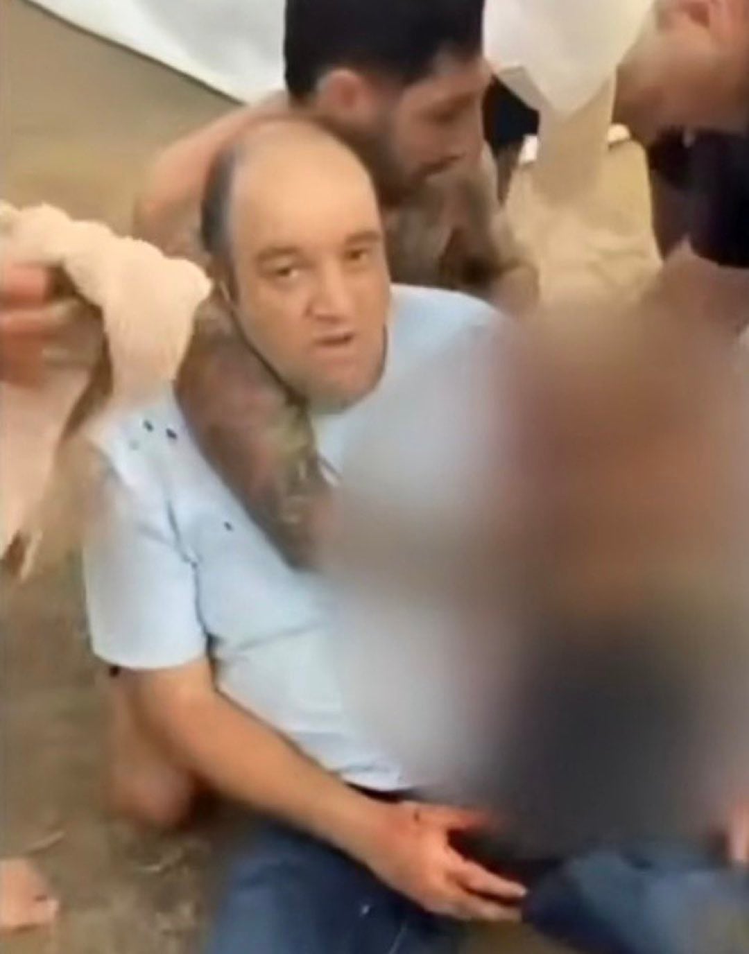 Image montrant Ahmed el Ahmed, le h&eacute;ros qui a d&eacute;sarm&eacute; l'un des assaillants de l'attaque terroriste perp&eacute;tr&eacute;e &agrave; Sydney, le 14 d&eacute;cembre 2025