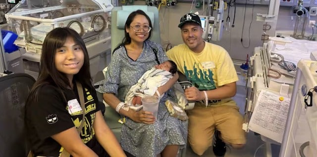 Suze Lopez entour&eacute;e de sa famille