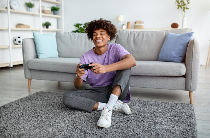 Un adolescent joue &agrave; un jeu vid&eacute;o