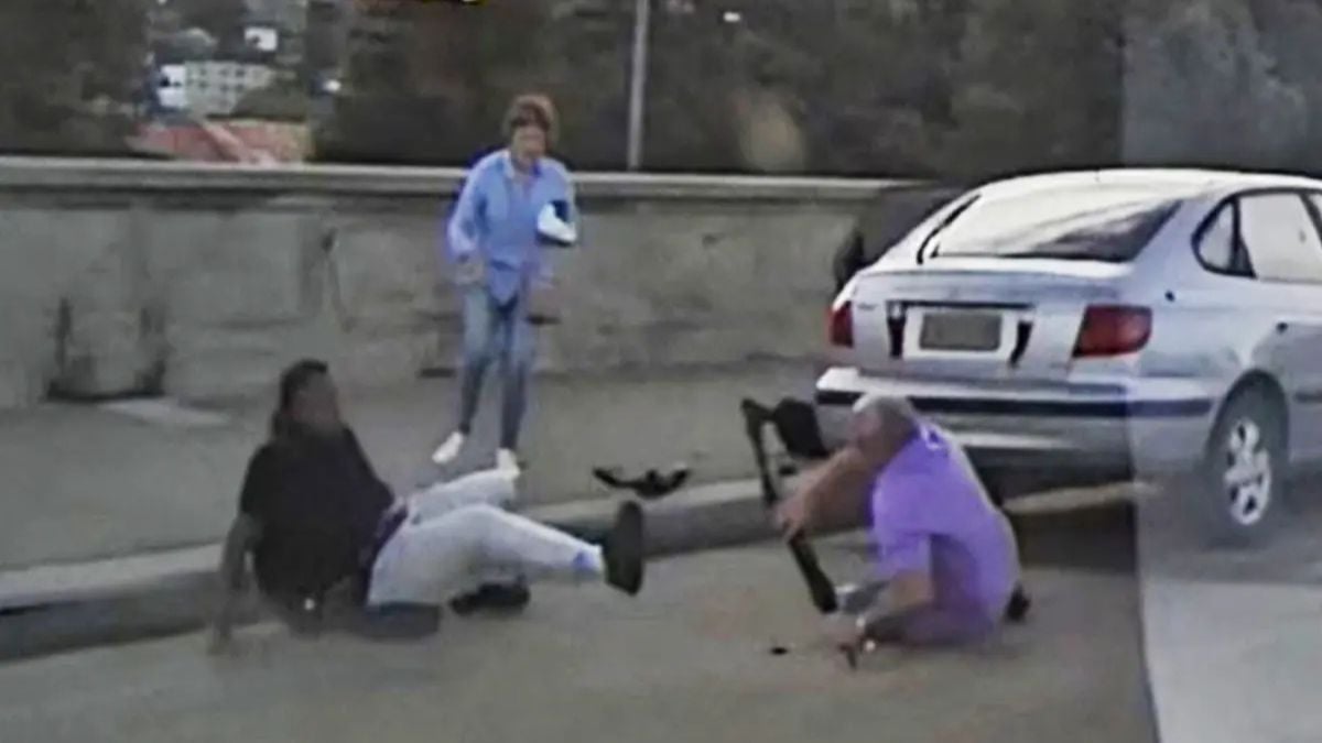 Image montrant Boris Gurman (69 ans) et sa femme Sofia (61 ans), essayant de d&eacute;sarmer l'un des terroristes responsables de l&rsquo;attaque antis&eacute;mite perp&eacute;tr&eacute;e &agrave; Sydney, le 14 d&eacute;cembre