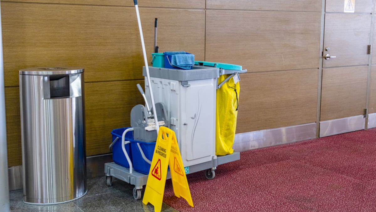 Un chariot de nettoyage