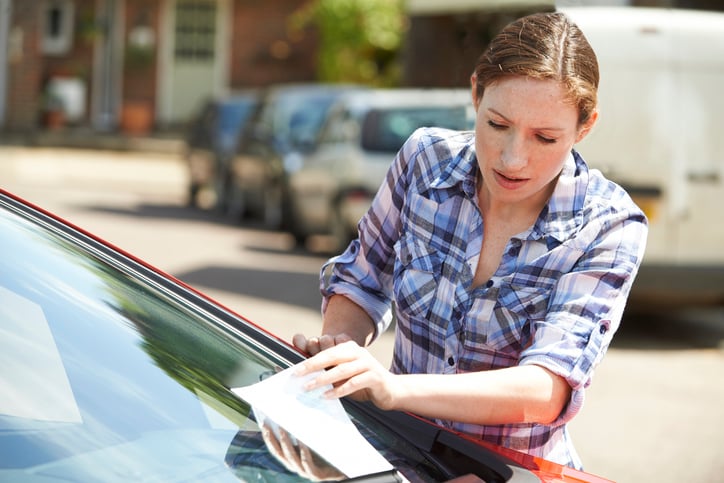 Une femme d&eacute;couvre un PV sur sa voiture