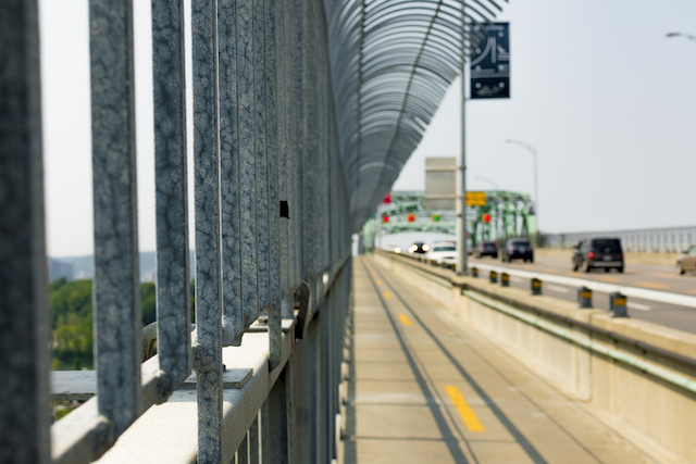 Barri&egrave;re anti-suicide sur un pont