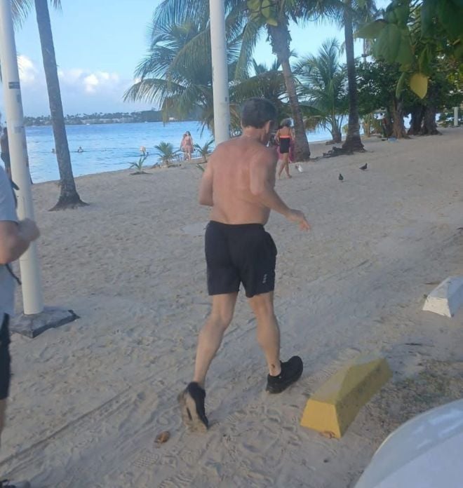 Nicolas Sarkozy fait un footing sur une plage
