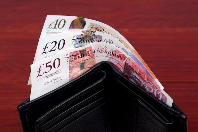 Portefeuille contenant des billets de livres sterling