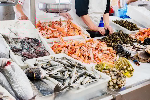 Rayon poissonnerie dans un supermarch&eacute;  