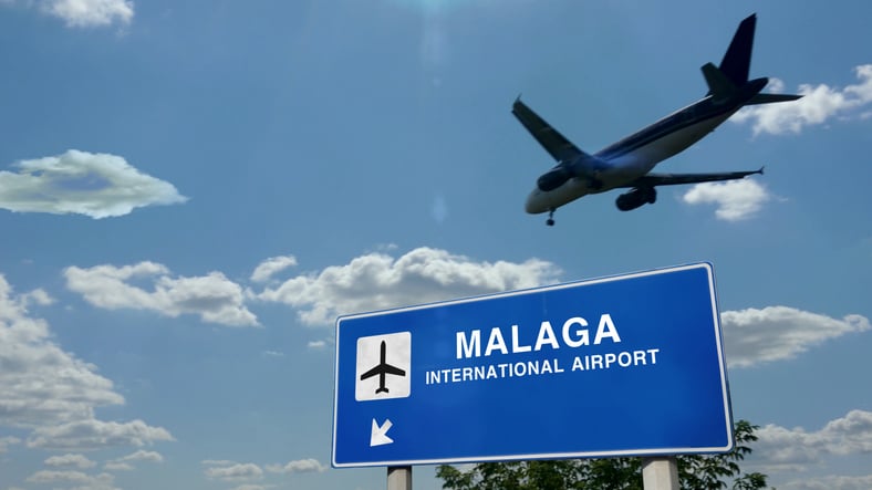 Avion atterrissant &agrave; l'a&eacute;roport de Malaga (Espagne) 