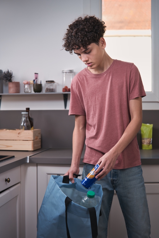 un ado trie ses emballages