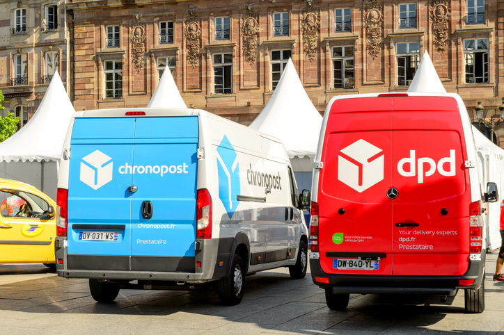 Des camions de livraison Chronopost et DPD