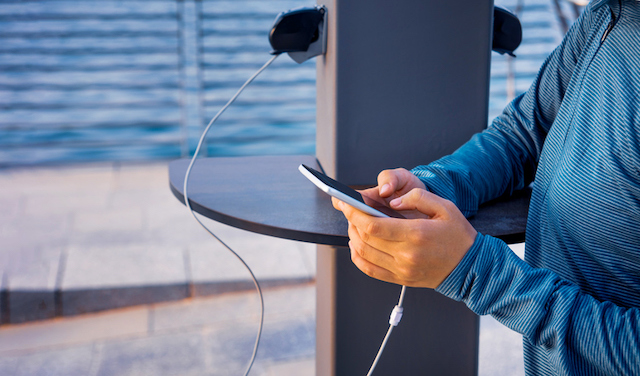 Une personne en train de charger son t&eacute;l&eacute;phone portable
