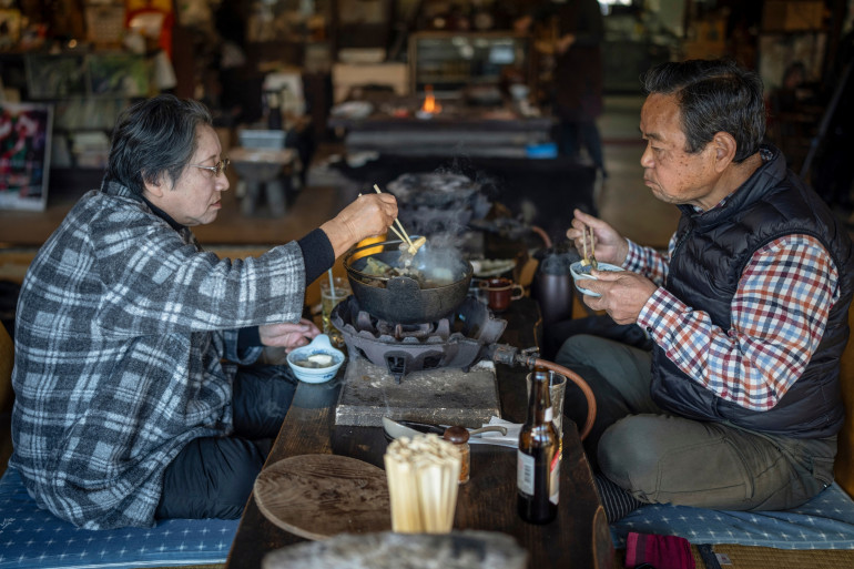 Des clients mangent de la viande d'ours dans un restaurant japonais