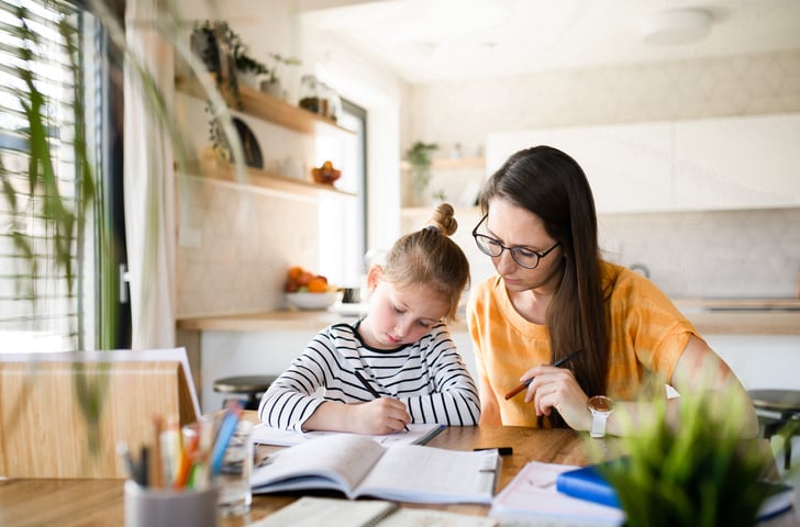 Une m&egrave;re aide sa fille &agrave; faire ses devoirs