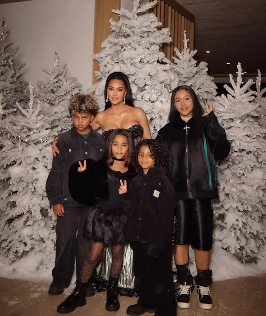 Kim Kardashian et ses quatre enfants lors des f&ecirc;tes de fin d'ann&eacute;e