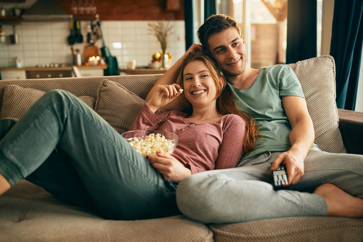 Un couple en train de regarder un film &agrave; la t&eacute;l&eacute;vision 