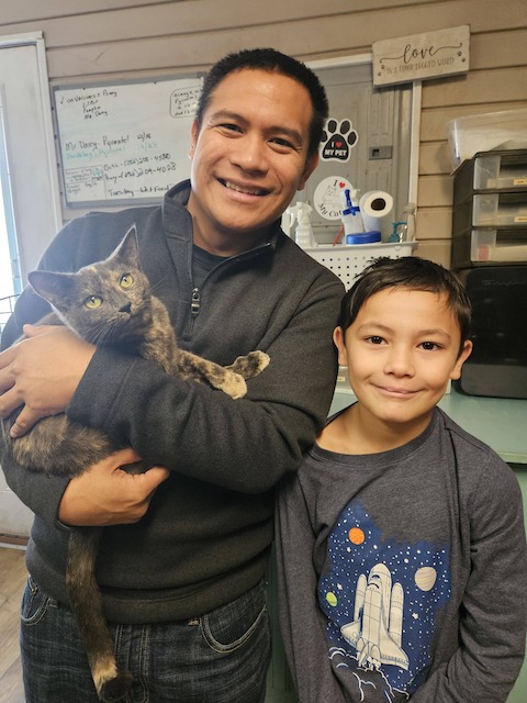 Evans, son p&egrave;re, et leur chatte pr&eacute;nomm&eacute;e Jinx