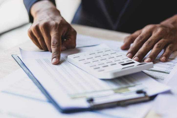 Une personne fait ses comptes