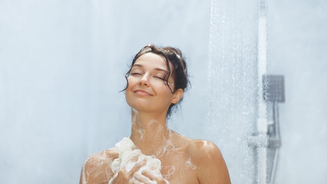 Une femme en train de prendre sa douche 